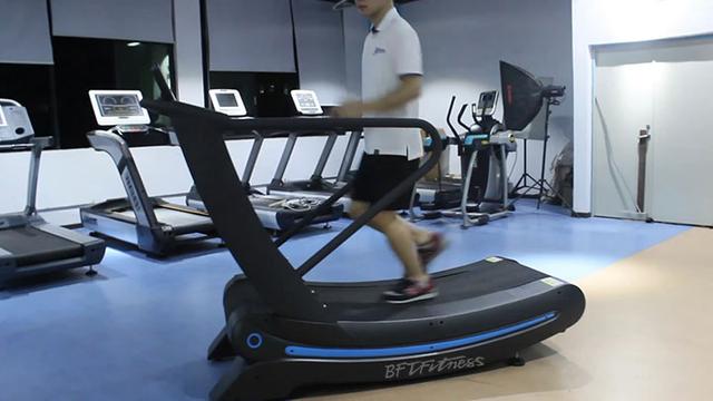 曲面跑步機